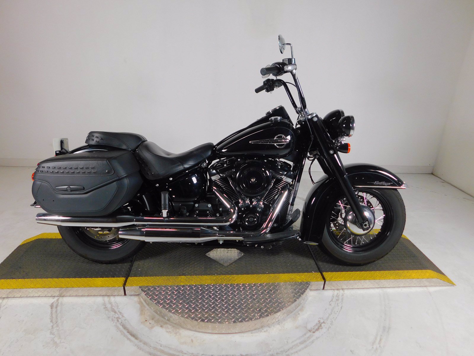 hard saddlebags for harley softail