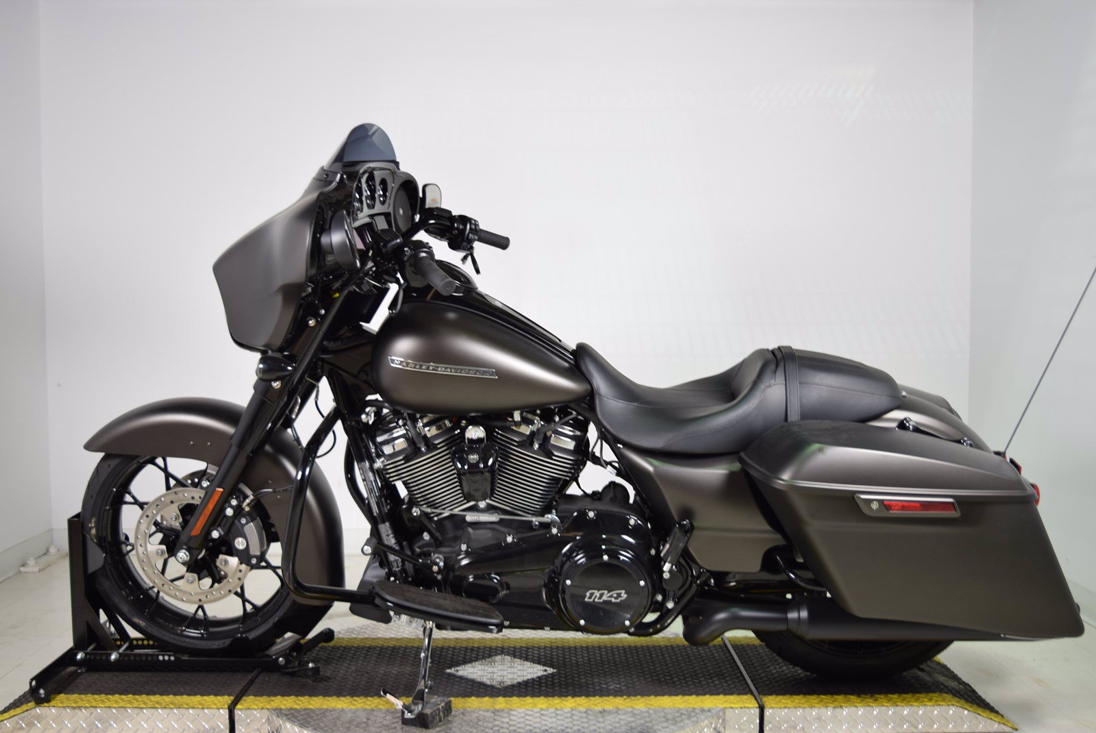 grey street glide